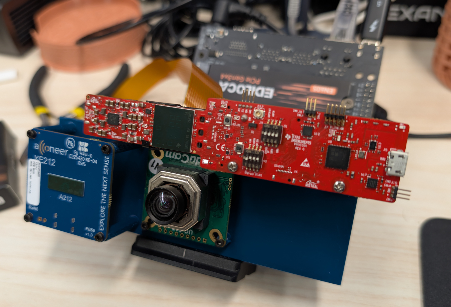 Appareil de collecte avec deux radars à ondes millimétriques, une caméra et un ordinateur intégré